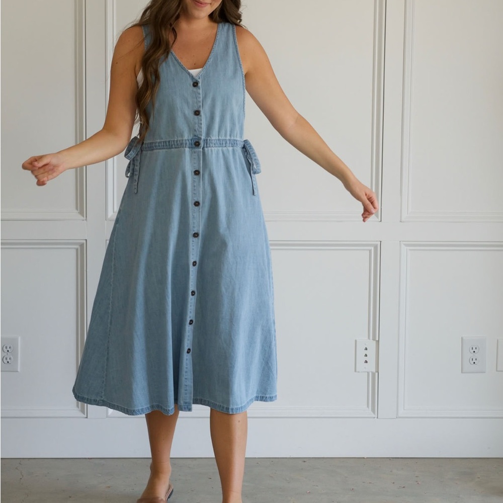 Sleeveless Button-Front Midi Denim Dress - Light Blue